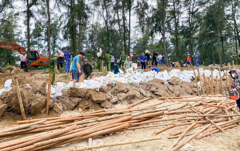 Tại một số vị trí xung yếu, lực lượng chức năng sử dụng bao cát để gia cố đê Hội Thống