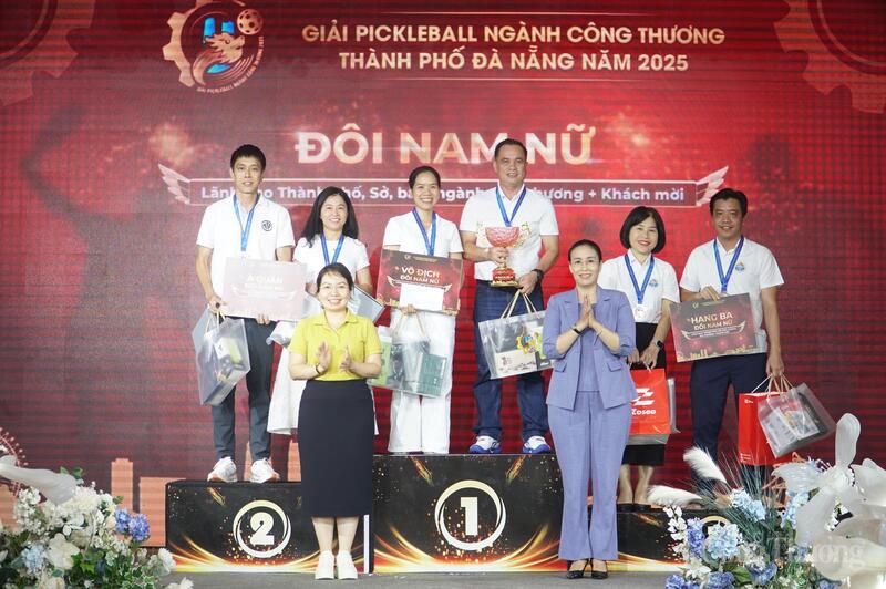 Ở nội dung đôi nam nữ lãnh đạo thành phố, sở, ban, ngành, địa phương và khách mời, giải nhất thuộc về cặp đôi vận động viên: Lê Thị Phương Cẩm và Nguyễn Thanh (Tổng công ty Điện lực miền Trung)