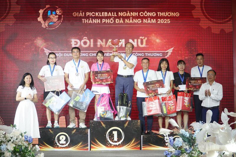 Ở nội dung đôi nam nữ cán bộ công chức, viên chức, người lao động thuộc Sở Công Thương, giải nhất thuộc về cặp đôi Nguyễn Văn Yên, Trần Thị Thu Hà (Công ty Quản lý và Phát triển các chợ Đà Nẵng)