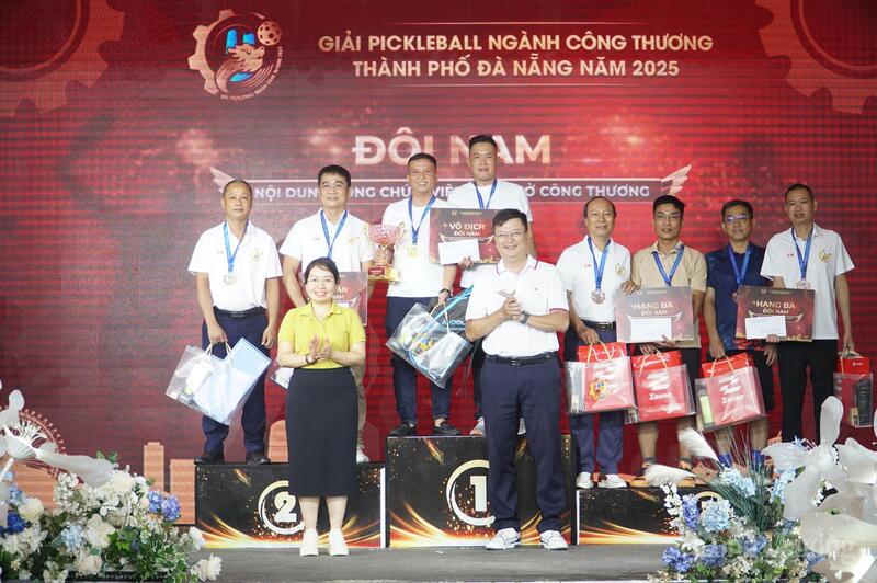 Ở nội dung đôi nam cán bộ công chức, viên chức, người lao động thuộc Sở Công Thương, giải nhất thuộc về Ngô Hồng Khánh, Huỳnh Ngọc Tú (Chi cục Quản lý thị trường Đà Nẵng)