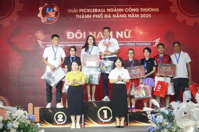 Đối với khối doanh nghiệp ngành Công Thương, giải nhất nội dung đôi nam nữ lãnh đạo doanh nghiệp ngành Công Thương: Cặp đôi Tạ Hồng Quyên và Nguyễn Hữu Đạt