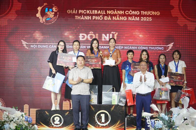 Giải nhất nội dung đôi nữ cán bộ, công nhân viên người lao động doanh nghiệp ngành Công Thương thuộc về cặp đôi đến từ Công ty TNHH Triết Minh