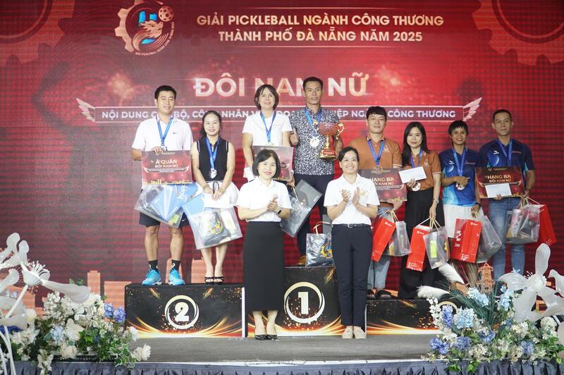 Giải nhất nội dung đôi nam nữ cán bộ, công nhân viên người lao động doanh nghiệp ngành Công Thương: Phan Mạnh Tuệ và Đặng Thị Ánh Tuyết (Tổng công ty Điện lực miền Trung)