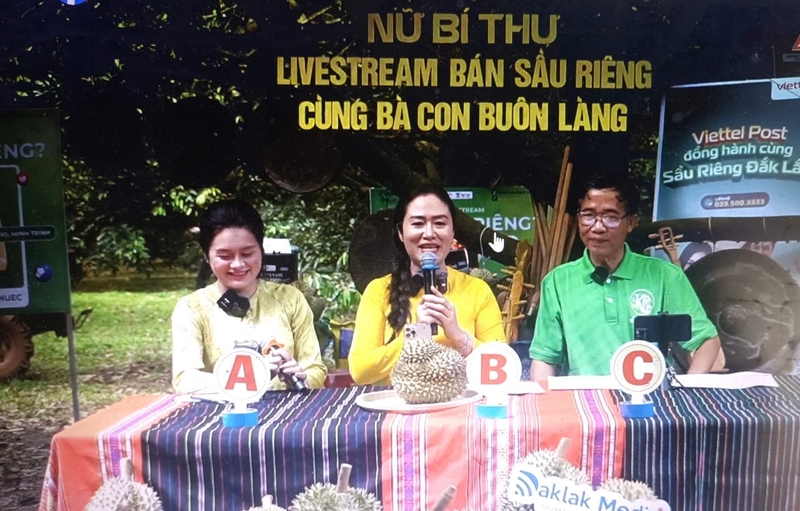 Bí thư Đảng ủy xã Ea Knuêc(giữa) Livestream bán sầu riêng cùng người dân buôn làng (Ảnh chụp màn hình)