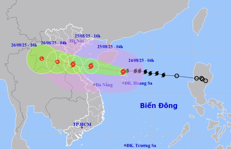 Cơn bão số 5 (tên quốc tế là Kajiki) đang mạnh lên và di chuyển rất nhanh (tốc độ khoảng 25 km/giờ) về phía vùng biển và đất liền khu vực Trung Bộ nước ta