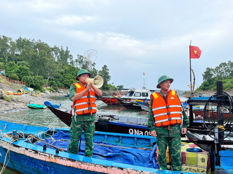 Bộ đội Biên phòng Cù Lao Chàm tuyên truyền, hướng dẫn ngư dân neo đậu tàu thuyền tại Âu thuyền Cù Lao Chàm. Ảnh: Bình An