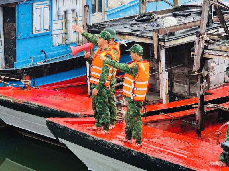 Bộ đội Biên phòng Non Nước hướng dẫn tàu thuyền vào K20 tránh bão số 5. Ảnh: Bình An