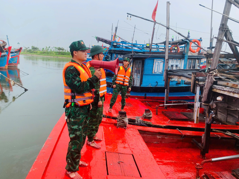 Ứng phó với bão số 5, Bộ đội Biên phòng TP. Đà Nẵng đã khẩn trương triển khai lực lượng hỗ trợ người dân vùng ven biển chằng chống nhà cửa, đồng thời kêu gọi tàu thuyền vào bờ để đảm bảo an toàn. Ảnh: Bình An