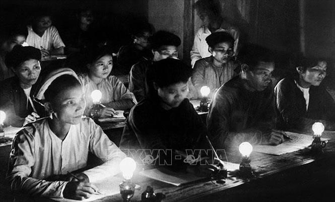 “Bình dân học vụ” là phong trào xóa nạn mù chữ trong toàn dân, được Chính phủ lâm thời nước Việt Nam Dân chủ Cộng hòa phát động ngày 8/9/1945, ngay sau khi Việt Nam giành được độc lập, nhằm giải quyết "giặc dốt" - một trong các vấn đề cấp bách nhất của đất nước thời gian đó. Ảnh: Tư liệu TTXVN