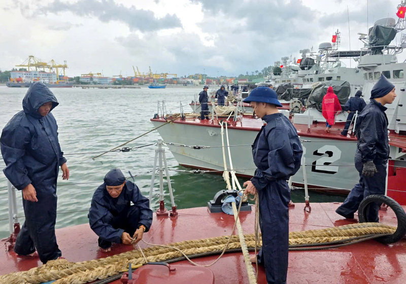 Cán bộ, chiến sĩ Lữ đoàn 172, 161 triển khai phương án bảo đảm an toàn trang bị tàu, thuyền. Ảnh: Vùng 3 Hải quân