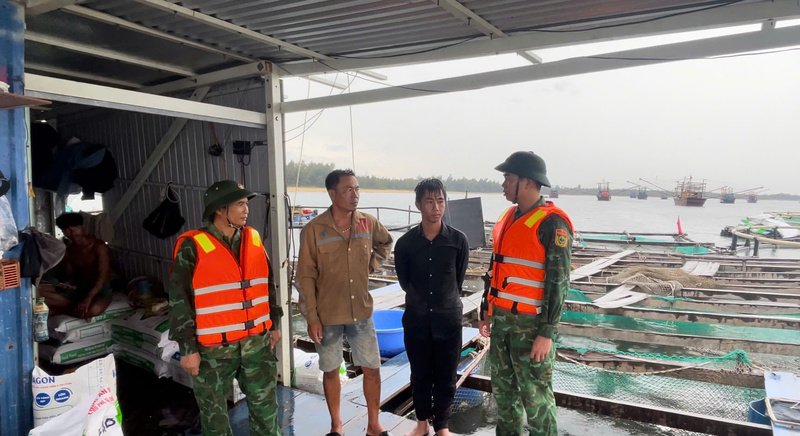 Đồn biên phòng cửa khẩu cảng Kỳ Hà hướng dẫn ngư dân neo đậu tàu thuyền an toàn trước bão số 5