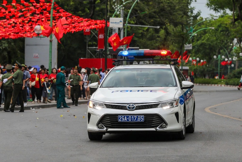 Cảnh sát giao thông dùng xe chuyên dụng đưa cháu bé đi cấp cứu. Ảnh: Công an Hà Nội