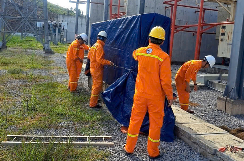 Công nhân truyền tải che chắn thiết bị, chủ động đón bão số 5