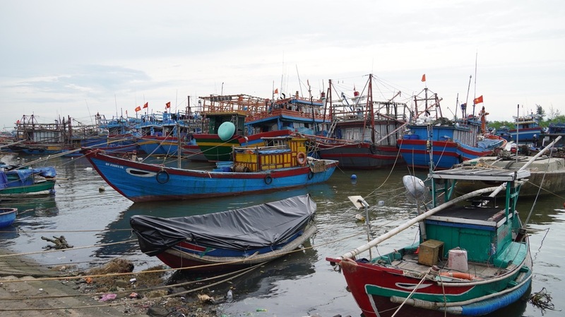 Tàu thuyền neo đậu liền kề nhau tại Quảng Trị (Ảnh: Quốc Việt)