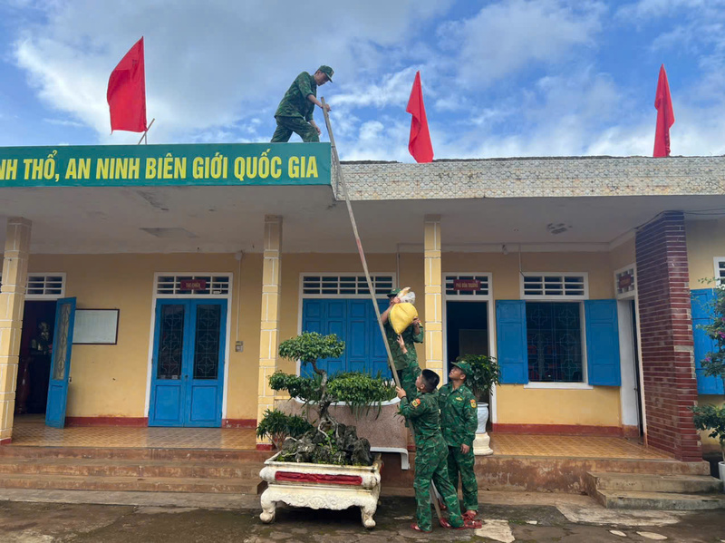 Bộ đội Biên phòng Quảng Trị chèn chống, gia cố mái chống bão