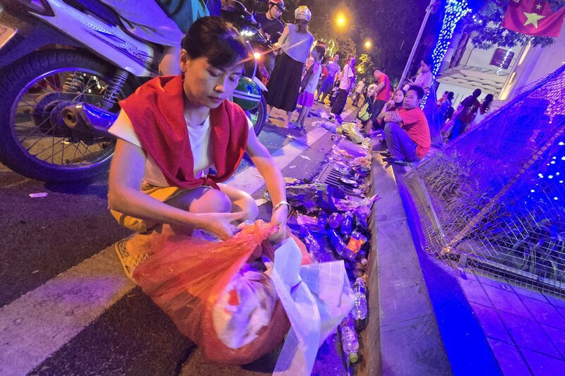 Nhiều người xung quanh cũng chung tay với các bạn trẻ dọn rác, lan tỏa hành động đẹp