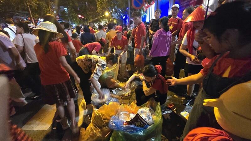 Trên tay mỗi người đều túi lớn, túi nhỏ chai nhựa, vỏ bánh kẹo... Tất cả được thu gom gọn gàng và để đúng nơi quy định