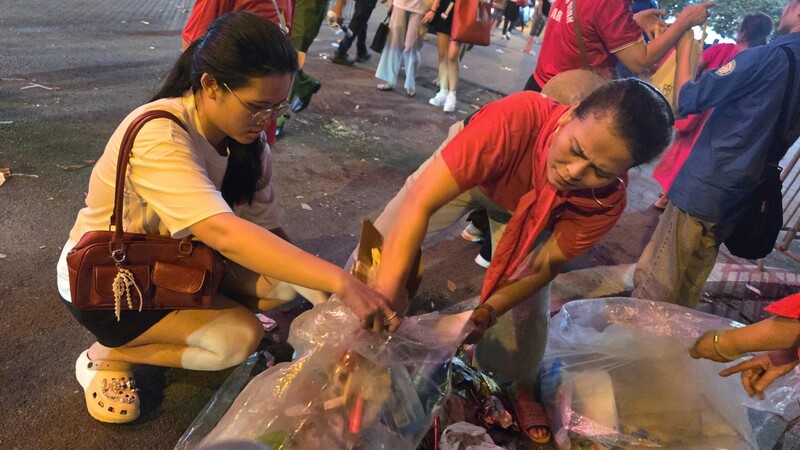 Người dân dọn rác sau lễ tổng duyệt diễu binh, diễu hành