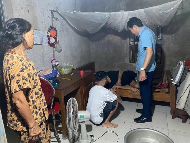 Người dân được đưa đến nơi an toàn, tránh trú bão số 5. Ảnh: Phúc Sơn