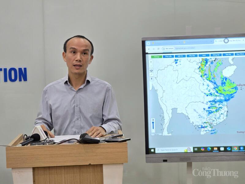 Ông Hoàng Phúc Lâm chia sẻ thông tin nhanh về cơn bão số 5 với các cơ quan báo chí
