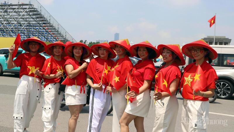 Người dân náo nức chụp ảnh tại Quảng trường Ba Đình. Ảnh: Hoa Quỳnh
