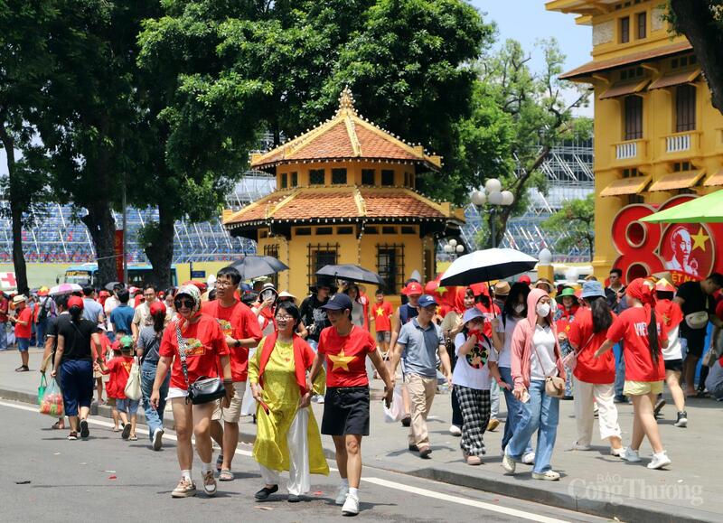 Dòng người đổ về khu vực Quảng trường Ba Đình ngày càng đông. Ảnh: Hoa Quỳnh