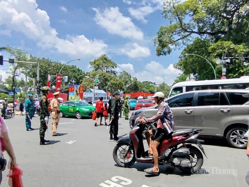 Lực lượng Quân đội, Công an làm nhiệm vụ điều tiết giao thông, đảm bảo an ninh trật tự tại các tuyến đường có đoàn diễu binh đi qua.