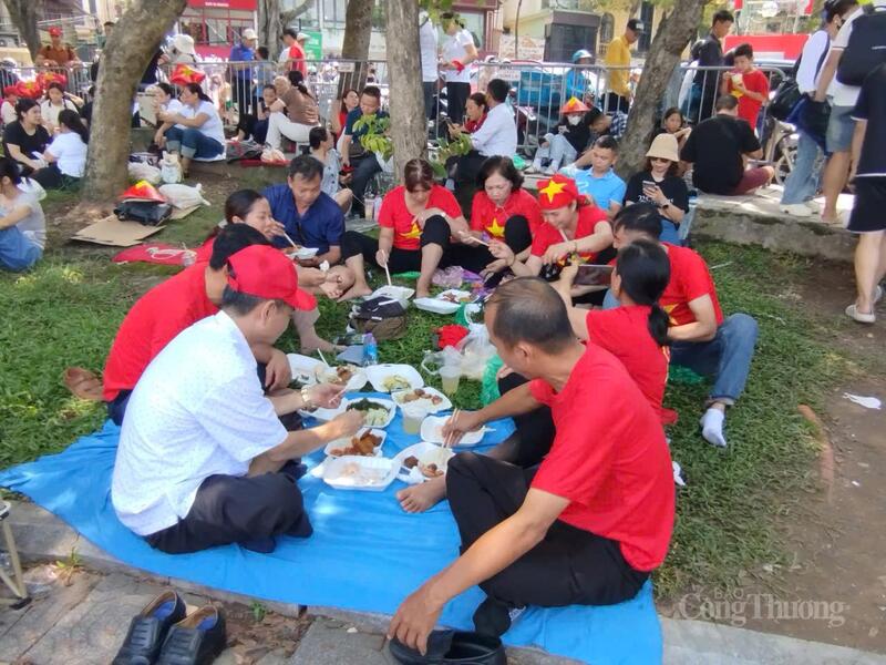 Nhiều nhóm người dân tranh thủ nạp thêm năng lượng chờ đến giờ xem diễu binh.