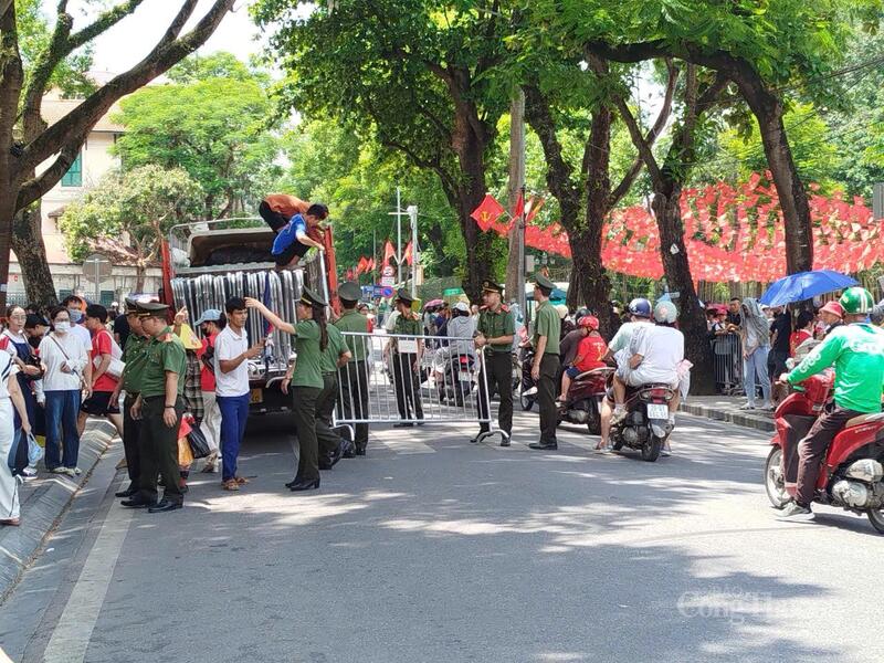 Lực lượng chức năng bố trí hàng rào các tuyến phố cấm đường.