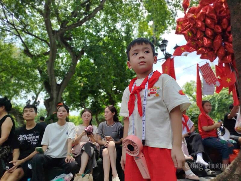 Bé Bi, 5 tuổi ở Hà Nội hào hứng chờ xem đoàn diễu binh đi qua.
