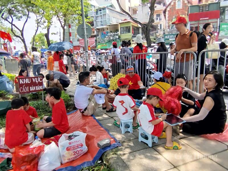 Người dân 'đội nắng, thắng mưa' chờ xem hợp luyện diễu binh A80 - 9