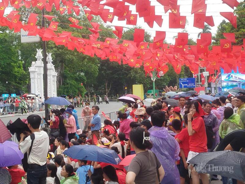 Hàng ngàn người tập trung ở phố Thanh Niên từ sớm chờ các đoàn diễu binh tiến về Quảng trường Ba Đình.