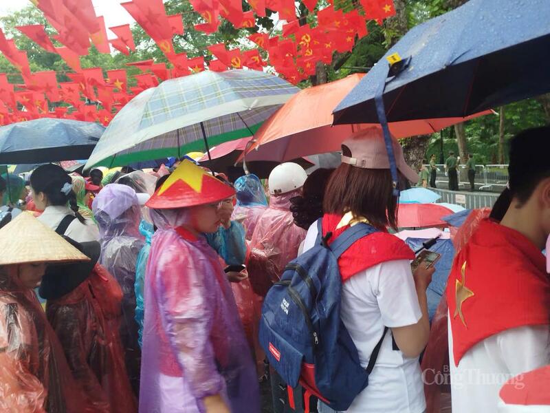 Người dân 'đội nắng, thắng mưa' chờ xem hợp luyện diễu binh A80 - 3