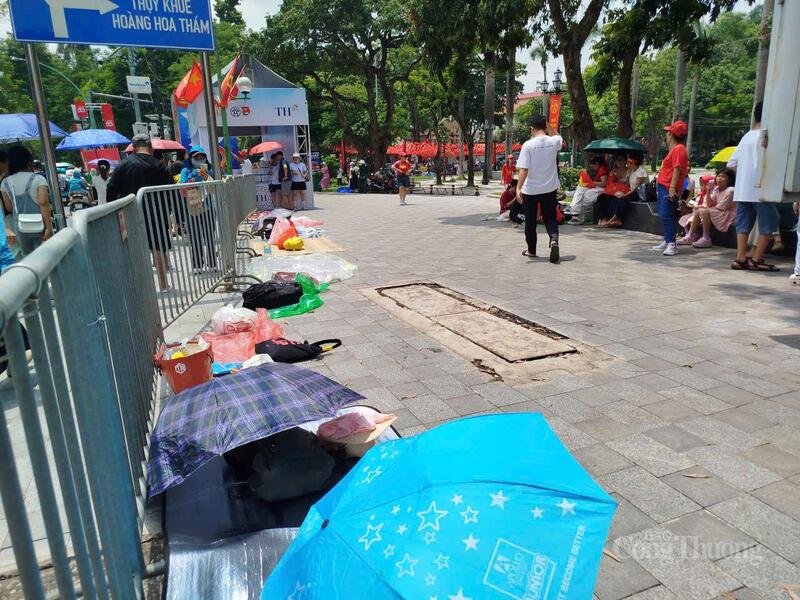 Những đồ đạc để "đánh dấu" chỗ xem diễu binh trên đường Thanh Niên.