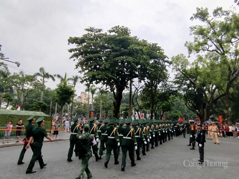 Các đoàn diễu binh, diễu hành cơ động di chuyển về khu vực Quảng trường Ba Đình... chuẩn bị cho buổi hợp luyện lần 2.