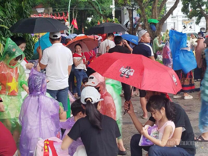 Nhiều người di chuyển đến khu vực vườn hoa Lý Tự Trọng để trú mưa.