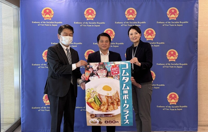 Trước đó, món “Cơm thịt heo phong cách cơm tấm Việt Nam” được đưa thử nghiệm vào thực đơn tại hệ thống Matsuya - một trong những chuỗi nhà hàng ăn nhanh lớn nhất tại Nhật.