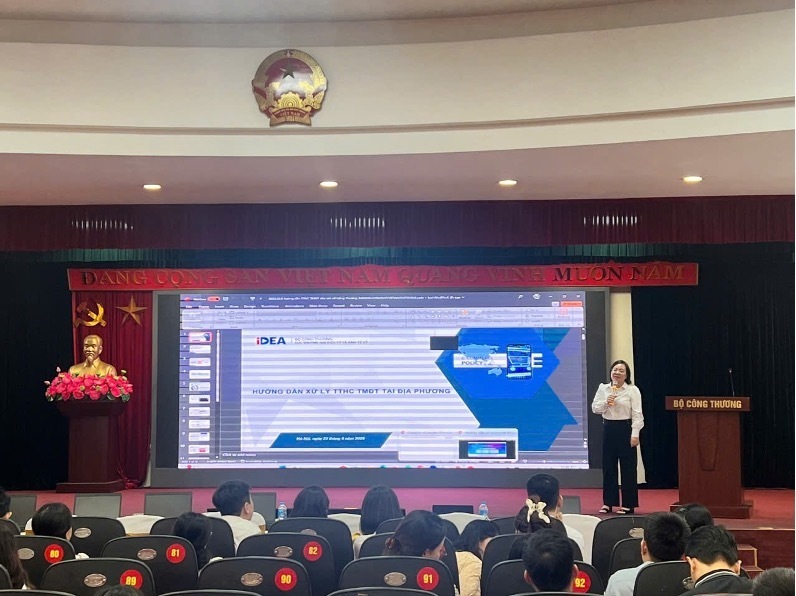 Các diễn giả trình bày tại hội nghị