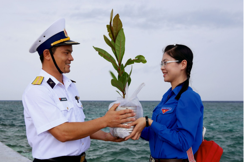 Dù hiếm khi có cơ hội được đặt chân tới Trường Sa nhưng mỗi người Việt Nam đều có thể “hóa thân” thành chiến sĩ Hải quân mang những cây non vượt sóng ra đảo xa.