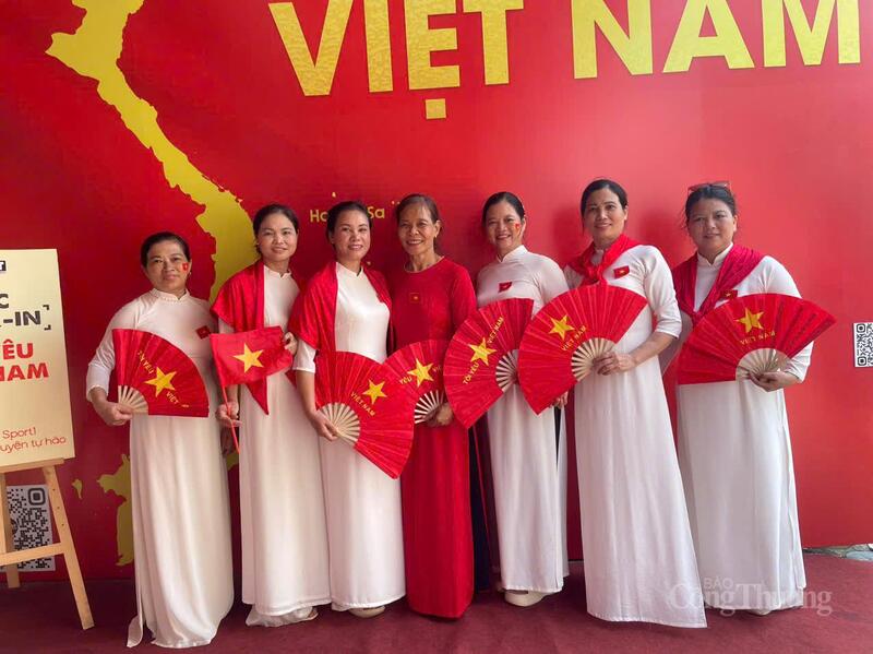 Cô Đào Thị May cùng những người bạn của mình lưu lại khoảnh khắc đáng nhớ.