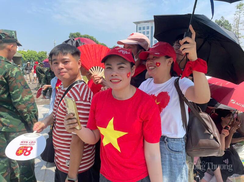 Chị Hoàng Thị Hằng (áo đỏ) và người thân tới đường Hùng Vương từ 7h sáng.