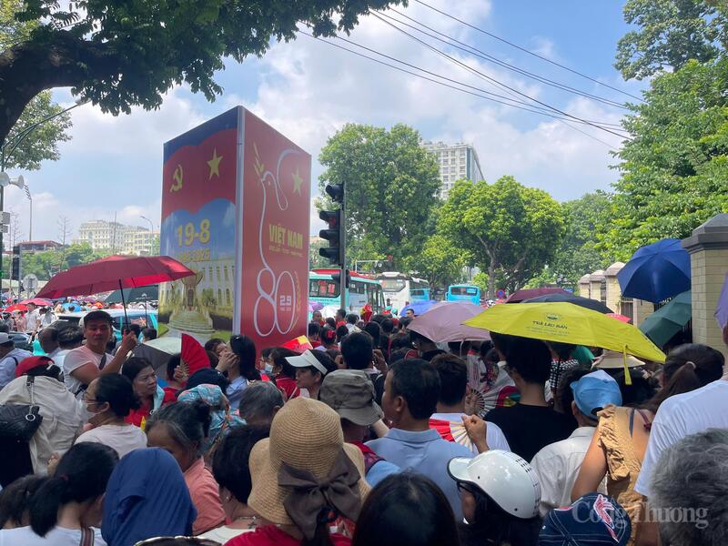 Người dân đứng kín vỉa hè.