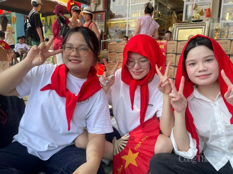 Nguyễn Ngọc Anh (bên trái) sinh viên Đại học Phenikka cho biết mình rất hạnh phúc và tự hào khi được ngồi chờ xem tổng hợp luyện diễu binh