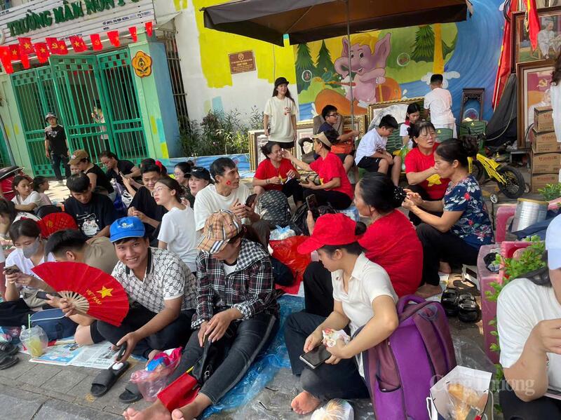 Ngồi chờ đợi trong thời gian dài nhiều người mang cả bánh mì, sữa.