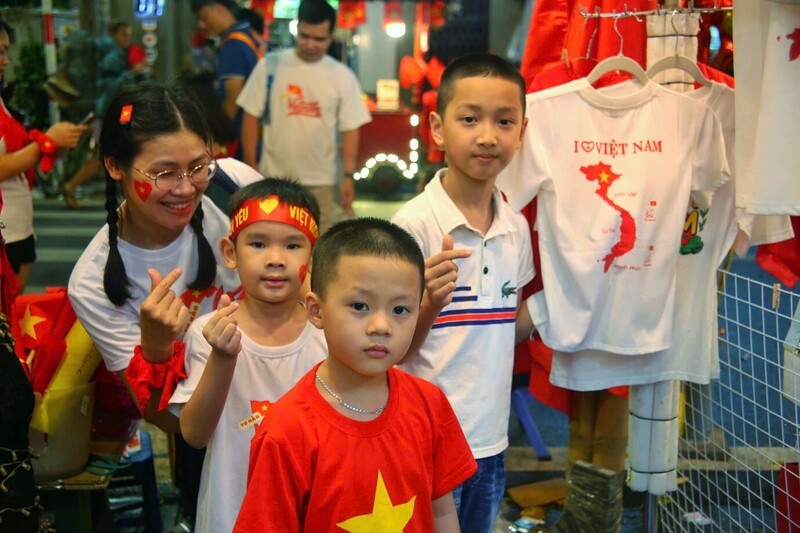 Hà Nội: Người dân xếp hàng mua cờ đỏ sao vàng, tưng bừng không khí Quốc khánh 2/9 - 4