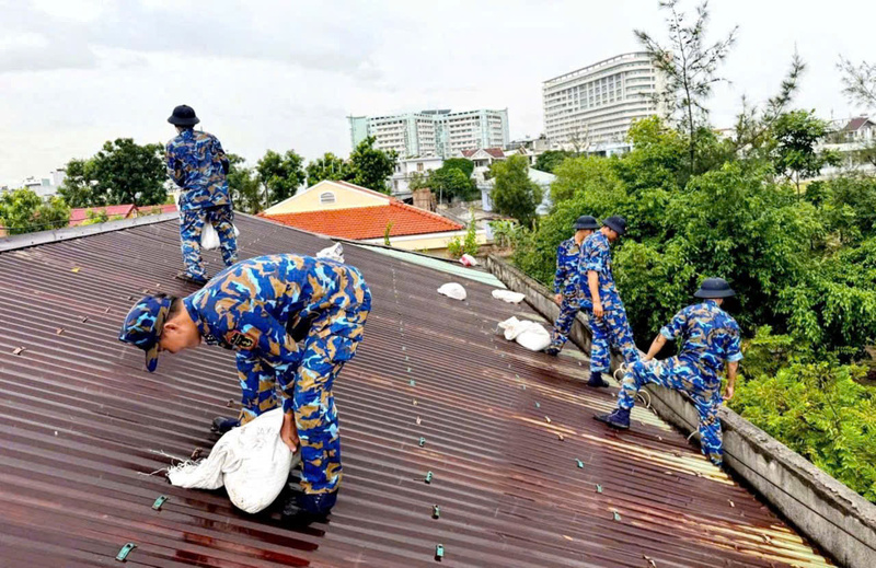 Tiểu đoàn 353 gia cố bảo đảm an toàn nhà cửa. Ảnh: Vùng 3 Hải quân