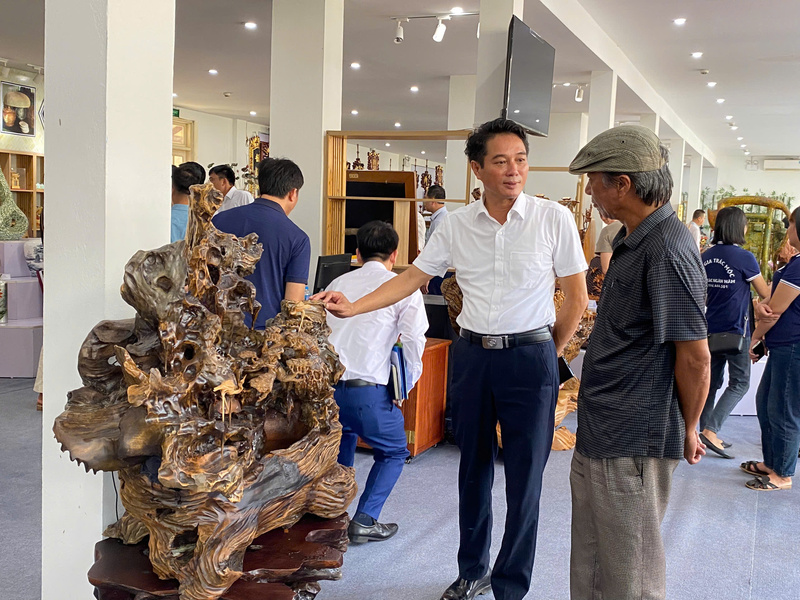 Sản phẩm đồ thủ công mỹ nghệ trưng bày tại Điểm trưng bày, giới thiệu và quảng bá sản phẩm OCOP Thủ đô (Số 176 đường Quang Trung, phường Hà Đông, TP. Hà Nội). Ảnh: Nguyễn Hạnh