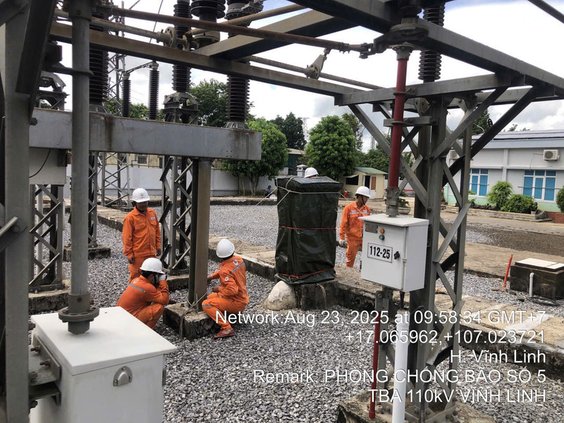Phòng chống bão số 5 tại TBA 110kV Vĩnh Linh (tỉnh Quảng Trị). Ảnh: Bình An