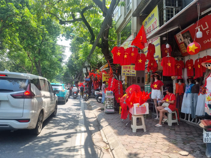 Khu phố Hoàng Hoa Thám tấp nập với nhiều cửa hàng bày bán cờ Tổ quốc, áo đỏ in sao vàng và các vật phẩm chào mừng Quốc khánh 2/9.