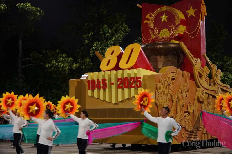 Khối mô hình biểu tượng 80 năm Cách mạng Tháng Tám và Quốc khánh nước Cộng hòa xã hội chủ nghĩa Việt Nam...